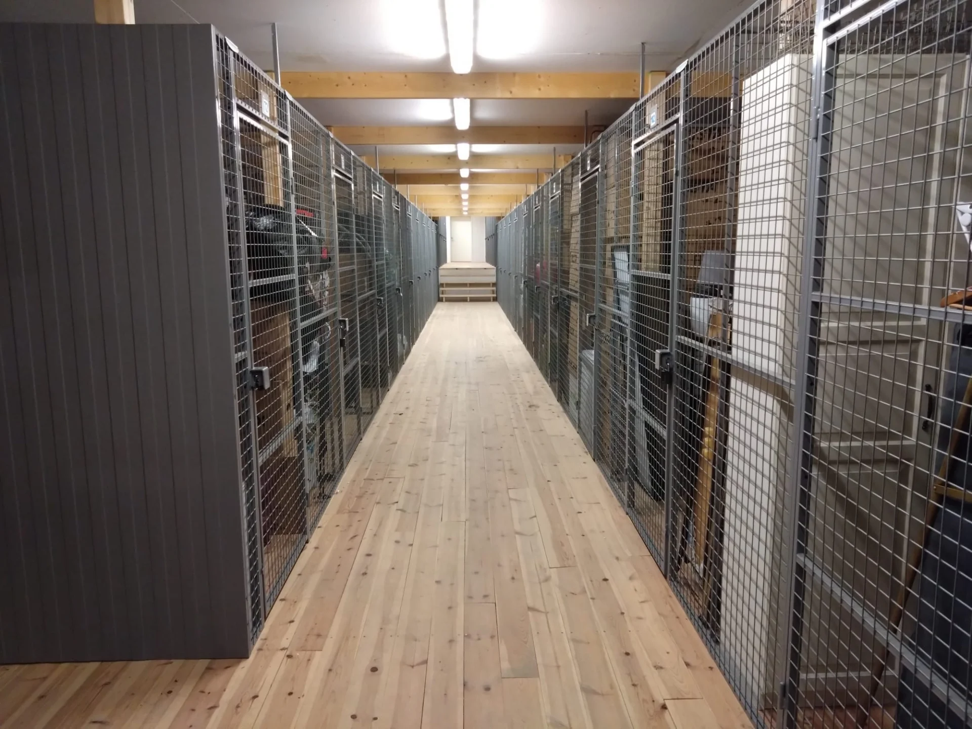 Förvaringsrum med packade och märkta lådor