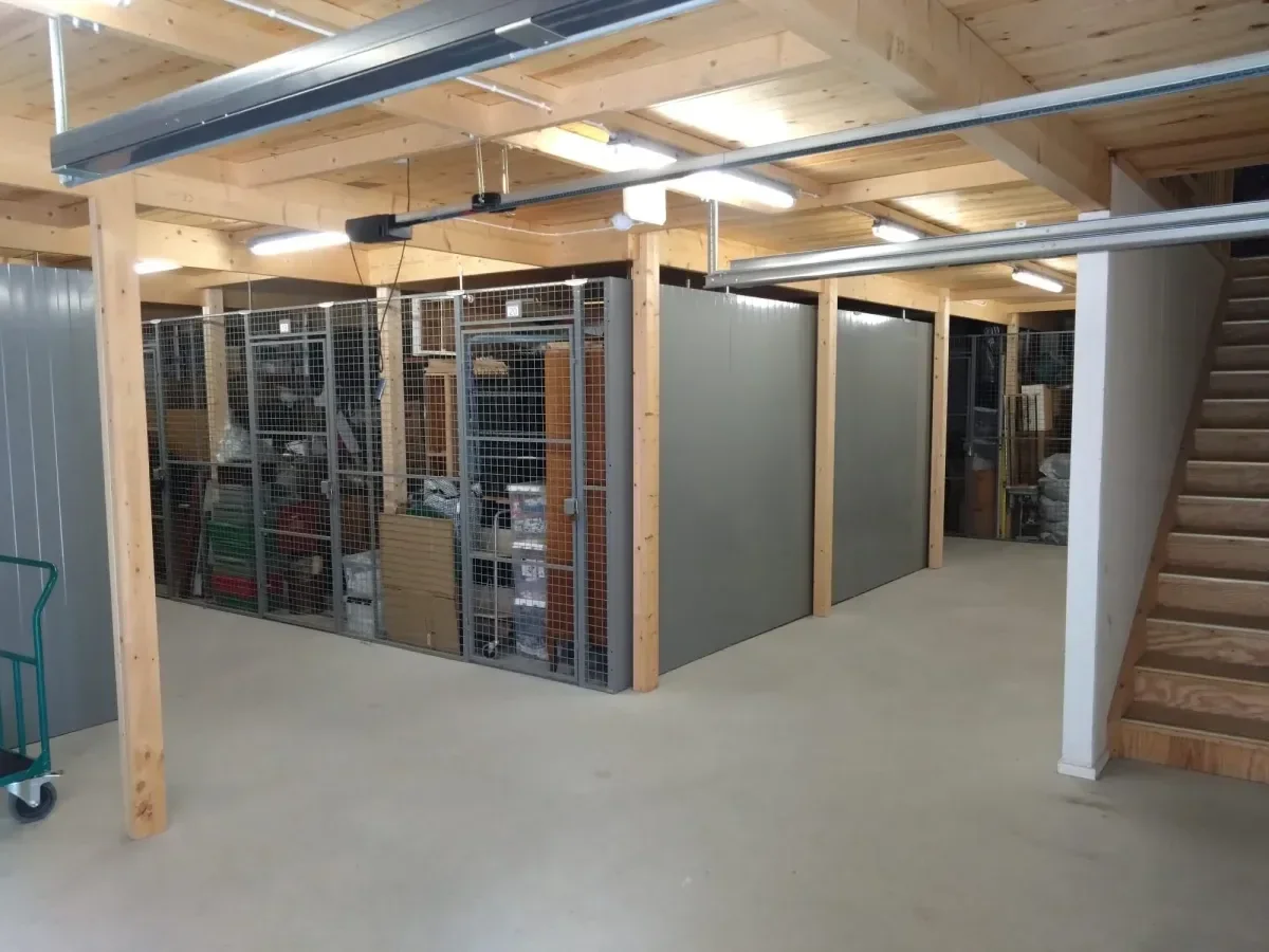 Uppvärmda förråd med trästomme och gallerdörrar